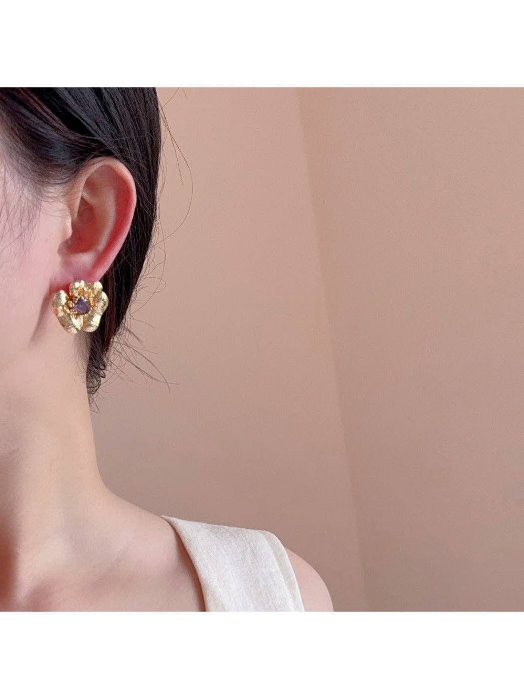 White daisy with yellow center - Simple Floral Stud Earrings