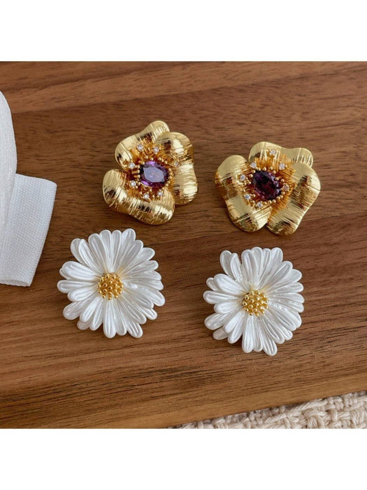 White daisy with yellow center - Simple Floral Stud Earrings